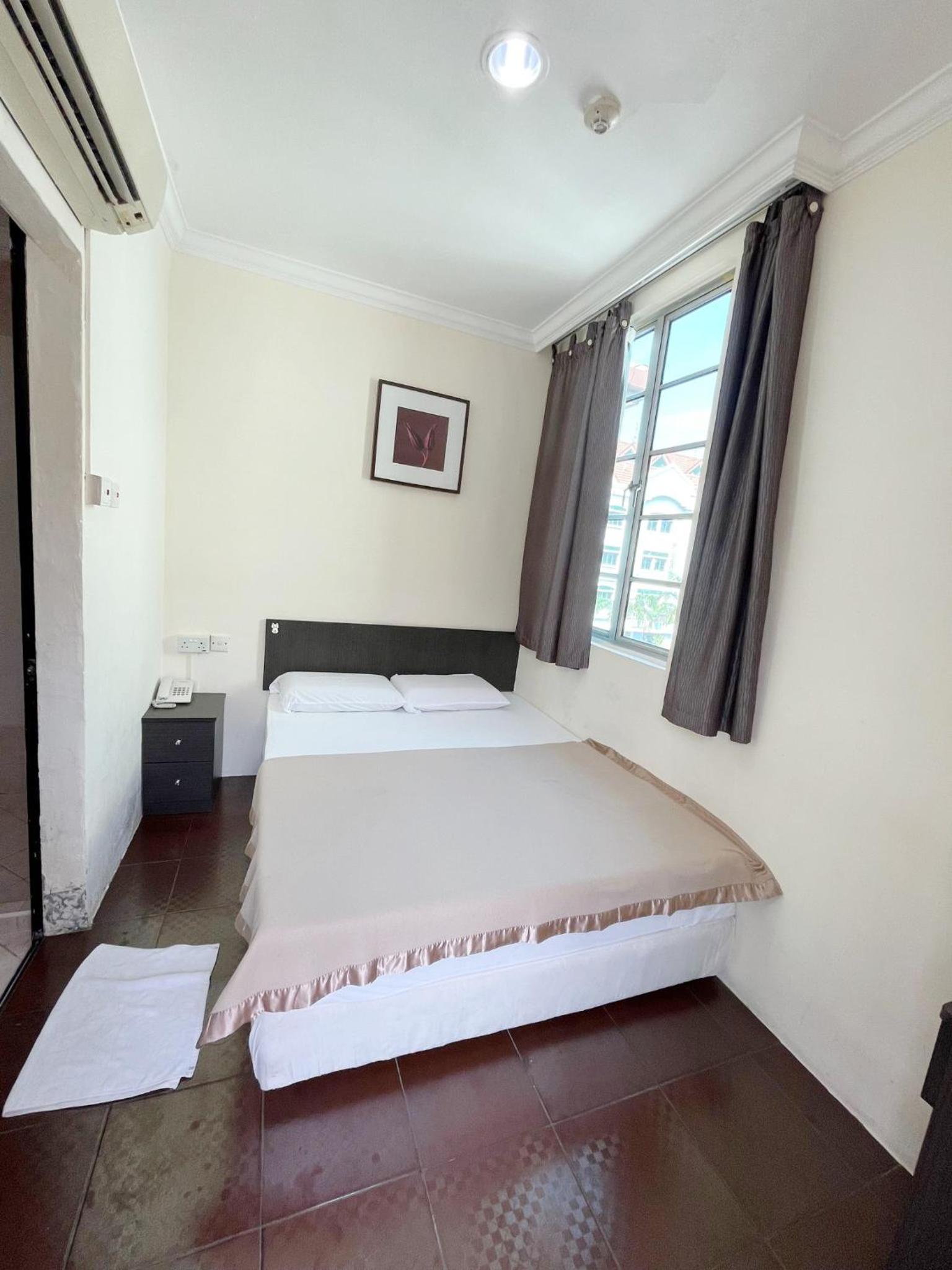 Standard Double Room With Window at Amrise Hotel