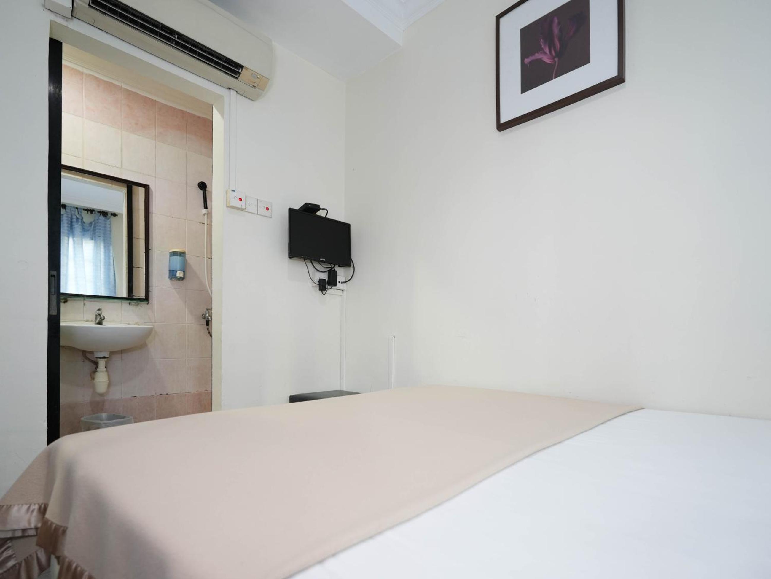 Deluxe Double Room at Amrise Hotel