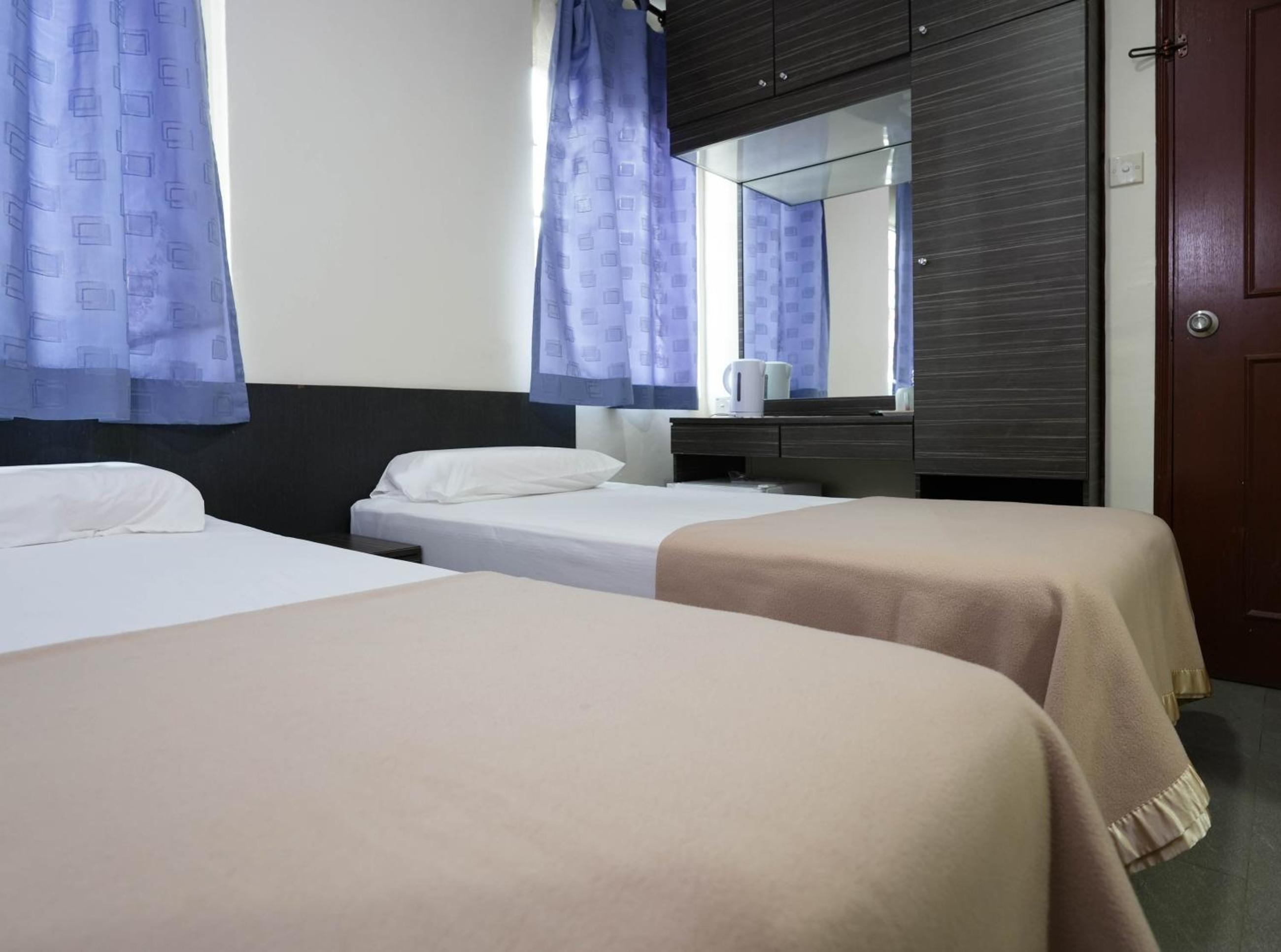 Deluxe Twin Room With Window at Amrise Hotel